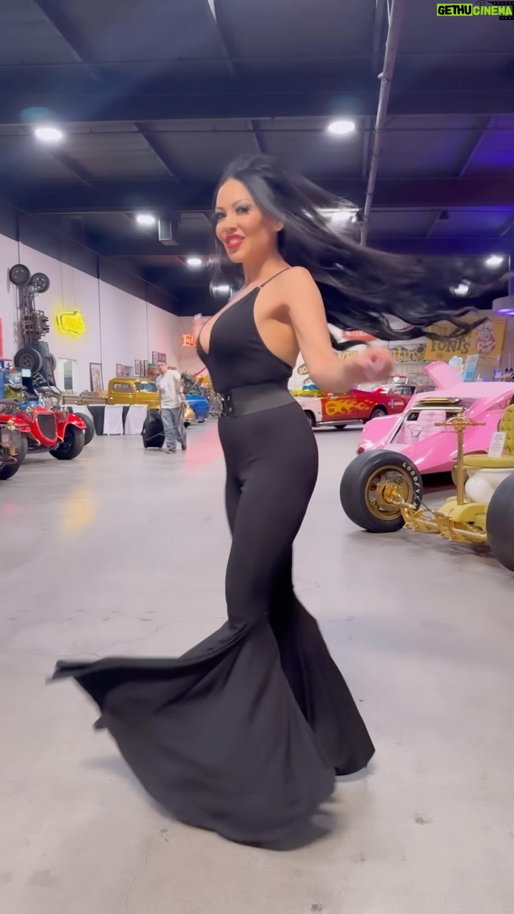 Carla Harvey - 6.6K Likes - Sashaying into the week like... #galpinspeedshop #bighairdontcare #widowclothing