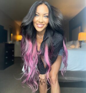 Carla Harvey Instagram - Gonna slay Syracuse today...but first a selfie 💓My hair is getting pinker by the day out in the sun. Im not mad at it 💓😛🌸