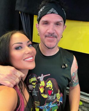 Carla Harvey Instagram - Our tour had a day off yesterday so i had the chance to fly to Dallas and see  @charbenante play drums in front of a small crowd of 80K ❤️@panteraofficial and @metallica crushed it! I didn't take many pics or videos, i wanted to enjoy the moment but look at all those people! Happy for you my love❤️#pantera #metallica #whosaysmetalisdead