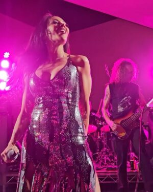 Carla Harvey Instagram - Maybe it was hitting the restart button, maybe it was seeing my friends, maybe it was the lobotomy…but I came back from California with a fresh take on life and so ready to throw myself in to everything that i do. Let’s gooo!
Swipe for a mish mash of good times 🤩Cemetery hangs with @thegreendirector, NYE jams with @scottian @mike_temp @roymayorgaofficial and Danny Lilker, (thanks for the clip @stephaniedcabral ) Sunset Marquis shenanigans, Nerd lunch with @marisatellez73 🥳#theramones #teenagelobotomy