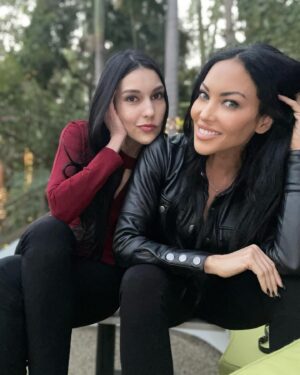 Carla Harvey Instagram - Maybe it was hitting the restart button, maybe it was seeing my friends, maybe it was the lobotomy…but I came back from California with a fresh take on life and so ready to throw myself in to everything that i do. Let’s gooo!
Swipe for a mish mash of good times 🤩Cemetery hangs with @thegreendirector, NYE jams with @scottian @mike_temp @roymayorgaofficial and Danny Lilker, (thanks for the clip @stephaniedcabral ) Sunset Marquis shenanigans, Nerd lunch with @marisatellez73 🥳#theramones #teenagelobotomy