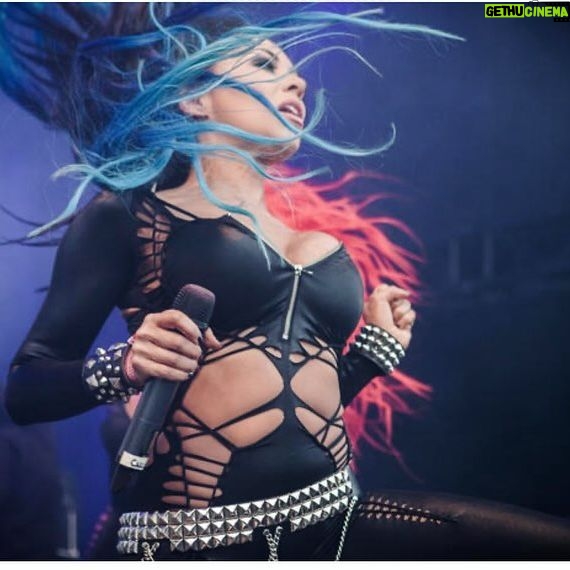 Carla Harvey Instagram - ๐ถHey! Do the gods drink whiskey? The devil cut me off๐ถ One of my favorites of our latest album because sometimes...you just need a good song to throw back some shots to. ๐๐ฏโโ๏ธ๐ฅ What's your go to @butcherbabies party jam? #tiltheworldsblind #butcherbabies #thedevilcutmeoff