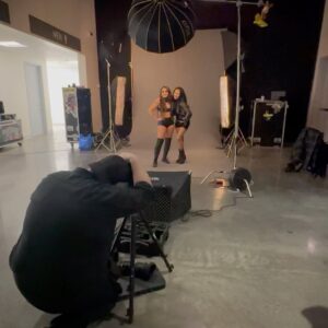 Carla Harvey Instagram - Good luck tonight @skyeblue_wrestling 🦋Scroll for some fun at @aew in Chicago a few weeks ago. So cool to see Skye  walk out to the song @mikey_rukus @heidithebutcher @henryflury and I wrote for her, ringside baby!!! aew #butcherbabies #skyeblue #chokehold