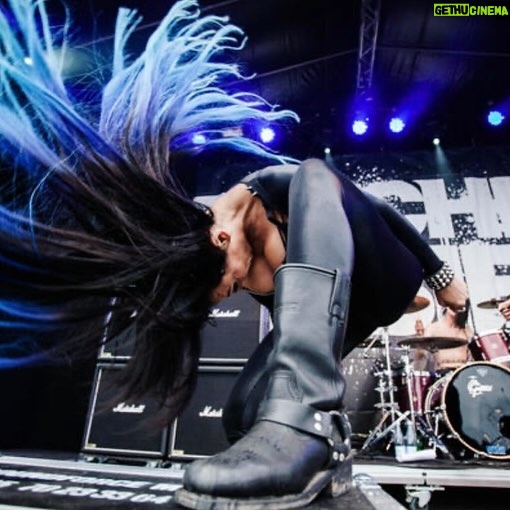 Carla Harvey Instagram - ๐ถHey! Do the gods drink whiskey? The devil cut me off๐ถ One of my favorites of our latest album because sometimes...you just need a good song to throw back some shots to. ๐๐ฏโโ๏ธ๐ฅ What's your go to @butcherbabies party jam? #tiltheworldsblind #butcherbabies #thedevilcutmeoff
