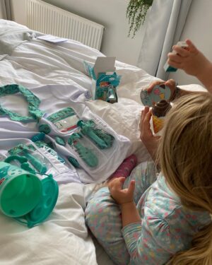 Carley Stenson Instagram - Thankyou @melissaanddougtoys for the most amazing gifts !! Our Skye has her cafe set up already and we’ve had some yummy ‘questionable’ ice creams and burgers haha 😂 

These are beautiful presents and we’re encouraging the doctor route lol
