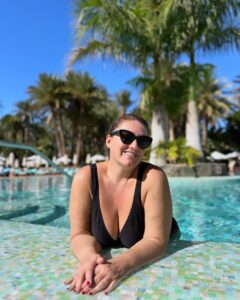 Carlota Corredera Instagram - Carrusel de Navidades felices en @seasidepalmbeach ☀️🎄 1. Sirena desde 1974 2. Playa en diciembre 3. Beso piscinero 4. Nochebuena en deportivas 5. Atardecer desde mi habitación 6. Splash 7. Burbujas en el spa de agua salada 8. Nadar=felicidad 9. Relax máximo 10. Verano en Navidad @villarrazomadrid #seasidecollection #seasidemoments #seasidepalmbeach