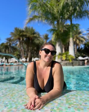 Carlota Corredera Instagram - Carrusel de Navidades felices en @seasidepalmbeach ☀️🎄
1. Sirena desde 1974
2. Playa en diciembre
3. Beso piscinero
4. Nochebuena en deportivas
5. Atardecer desde mi habitación
6. Splash
7. Burbujas en el spa de agua salada
8. Nadar=felicidad
9. Relax máximo
10. Verano en Navidad
@villarrazomadrid 
#seasidecollection 
#seasidemoments
#seasidepalmbeach