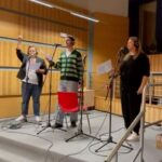 Carlota Corredera Instagram - #ElTridente lo mismo te hacemos una sección de corazón en @lastardesderne que te cantamos #Las12 de Ana Mena en #radiopasión2023. Desde hoy y hasta el 8 de enero puedes darnos tu voto en la web de RTVE, ¡queremos ganar! ¿Nos dará @anamenaoficial el aprobado? ¡Feliz Navidad, amigas! 🔱🎄🎁