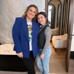 Carlota Corredera Instagram – Trastienda de la grabación del dilema de #lacenadelosidiotés @hora25ser 💙 ¿Ya habéis visto el episodio? 😊 
Blazer y camiseta by @marina.rinaldi 
Maquipelu @cristina_salas_ 
Localización @hotelmonteramadrid 
Pendientes @diecisietecosas_shop