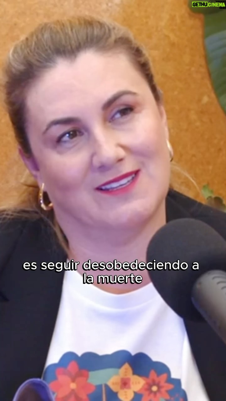 Carlota Corredera Instagram - “Seguir desobedeciendo a la muerte”, eso es lo que quieren las residentes del Centro de Atención, Recuperación y Reinserción de Mujeres Maltratadas, que atiende a mujeres y menores víctimas de la violencia. El programa completo ya está disponible en @youtube y @spotifyspain #Superlativas #Podcast #SuperlativasPodcast
