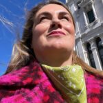Carlota Corredera Instagram - Feliz 29 de febrero ☀️❄️ #pañuelochallenge @fundacionaladina 🧡