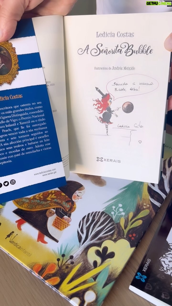Carlota Corredera Instagram - Hace unas semanas mi hija me dijo que le gustaría leer en gallego. Cuando se me pasó el pellizco de la emoción, le escribí enseguida a la bonitísima y brillante @lediciacostas para que me recomendase lecturas para mi pequerrecha. Y es tan riquiña que ya están en Madrid una maravillosa selección de literatura infantil firmada por ella y por su querido e inolvidable #ElHematocrítico 🥹❤️ Gracias infinitas, querida Ledicia, espero que nos juntemos pronto en Vigo, unha morea de bicos 🩵😘🌟🦇📚🫧 #literaturainfantil #lerengalego #letrasgalegas #lediciacostas #elhematocrítico