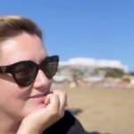Carlota Corredera Instagram - Carrusel de Navidades felices en @seasidepalmbeach ☀️🎄 1. Sirena desde 1974 2. Playa en diciembre 3. Beso piscinero 4. Nochebuena en deportivas 5. Atardecer desde mi habitación 6. Splash 7. Burbujas en el spa de agua salada 8. Nadar=felicidad 9. Relax máximo 10. Verano en Navidad @villarrazomadrid #seasidecollection #seasidemoments #seasidepalmbeach