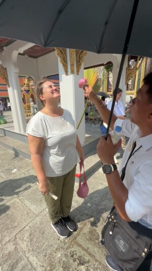 Carlota Corredera Instagram - Bendiciones para tod@s en mi vuelta a la realidad, ¡a por el lunes! 🇹🇭🐘🪷❤️ #graciasRamón #grandpalace #bangkok #budaesmeralda @tuguiaentailandia