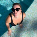 Carlota Corredera Instagram - Carrusel de Navidades felices en @seasidepalmbeach ☀️🎄 1. Sirena desde 1974 2. Playa en diciembre 3. Beso piscinero 4. Nochebuena en deportivas 5. Atardecer desde mi habitación 6. Splash 7. Burbujas en el spa de agua salada 8. Nadar=felicidad 9. Relax máximo 10. Verano en Navidad @villarrazomadrid #seasidecollection #seasidemoments #seasidepalmbeach