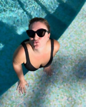 Carlota Corredera Instagram - Carrusel de Navidades felices en @seasidepalmbeach ☀️🎄
1. Sirena desde 1974
2. Playa en diciembre
3. Beso piscinero
4. Nochebuena en deportivas
5. Atardecer desde mi habitación
6. Splash
7. Burbujas en el spa de agua salada
8. Nadar=felicidad
9. Relax máximo
10. Verano en Navidad
@villarrazomadrid 
#seasidecollection 
#seasidemoments
#seasidepalmbeach