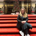 Carlota Corredera Instagram - Carrusel de Navidades felices en @seasidepalmbeach ☀️🎄 1. Sirena desde 1974 2. Playa en diciembre 3. Beso piscinero 4. Nochebuena en deportivas 5. Atardecer desde mi habitación 6. Splash 7. Burbujas en el spa de agua salada 8. Nadar=felicidad 9. Relax máximo 10. Verano en Navidad @villarrazomadrid #seasidecollection #seasidemoments #seasidepalmbeach