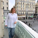 Carlota Corredera Instagram - Ilusión, nervios, emoción… vamos a por la segunda temporada de @superlativass 🙌🏻💥💜 #estreno #pódcast #promo #granvía Total look @marina.rinaldi Maquillaje y peluquería @cristina_salas_ Salones @zapateriajoseluisdeza Joyas @joyeriacoolook A los mandos del dream team de la promo @soydavidinsua @aliencinasali Grabación, edicion y realización #CarlosdelaMaza Agradecimiento al equipazo de @hotelmonteramadrid