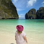Carlota Corredera Instagram - Robados posados en Maya Bay con total look de mi amiga @bondesioshop 🌊🏝️💜 La playa de “La playa” de @leonardodicaprio 😍 🇹🇭🪸🪷 #thailand #tailandia #phiphiisland