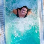Carlota Corredera Instagram - Carrusel de Navidades felices en @seasidepalmbeach ☀️🎄 1. Sirena desde 1974 2. Playa en diciembre 3. Beso piscinero 4. Nochebuena en deportivas 5. Atardecer desde mi habitación 6. Splash 7. Burbujas en el spa de agua salada 8. Nadar=felicidad 9. Relax máximo 10. Verano en Navidad @villarrazomadrid #seasidecollection #seasidemoments #seasidepalmbeach