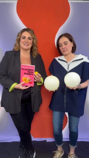 Carlota Corredera Instagram - Vaya maravilla de mujer y de divulgadora es ella, la gran @boticariagarcia 👩🏻‍⚕️🧠💜 En este nuevo episodio de @superlativass descubrimos todas las claves de su nuevo libro “Tu cerebro tiene hambre” y despejamos un montón de incógnitas acerca de los tipos de hambre que existen y todas las hormonas que rigen nuestra vida. Ya está disponible el capítulo en #Youtube y #Spotify, ¡a disfrutar y a aprender! ¡Y viva Cuenca! #boticariagarcia #pódcast #divulgadora #hambre #mitos #adipocitos