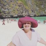 Carlota Corredera Instagram - Dejamos Bangkok y sus temperaturas infernales para viajar hasta Krabi 🌊🏝️Desde Ao Nang nos movimos a muchas de las islas paradisíacas que flotan cerca de su costa. Primera parada obligatoria: Phi Phi Island y su playa más famosa: Maya Bay ☀️🪸🏖️ PD Que me perdonen los compis de @viajeroscuatro mis tonterías ☺️ Total look by @bondesioshop 💜 #maybay #phiphiisland #laplaya