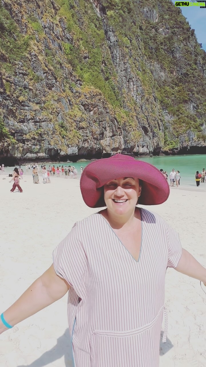 Carlota Corredera Instagram - Dejamos Bangkok y sus temperaturas infernales para viajar hasta Krabi 🌊🏝️Desde Ao Nang nos movimos a muchas de las islas paradisíacas que flotan cerca de su costa. Primera parada obligatoria: Phi Phi Island y su playa más famosa: Maya Bay ☀️🪸🏖️ PD Que me perdonen los compis de @viajeroscuatro mis tonterías ☺️ Total look by @bondesioshop 💜 #maybay #phiphiisland #laplaya