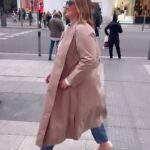 Carlota Corredera Instagram - Aquí os dejo un pequeño spoiler de las “breaking news” de @superlativass que compartiremos mañana martes a las 21 horas ⏳🕘 En mi adorada Gran Vía, con total look de @marina.rinaldi, con mi dream team de #AlalbaAudiovisual y dejándome un tacón en las alcantarillas madrileñas 👡😰 ¡Vamos con todo, amiguis! @soydavidinsua @aliencinasali @cristina_salas_ @hotelmonteramadrid 💕💜💫 #superlativas #pódcast #notición #breakingnews #nervios #granvía