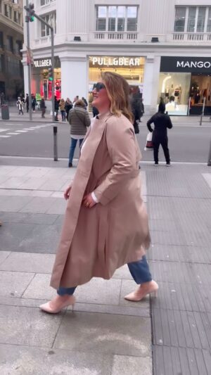 Carlota Corredera Instagram - Aquí os dejo un pequeño spoiler de las “breaking news” de @superlativass que compartiremos mañana martes a las 21 horas ⏳🕘 En mi adorada Gran Vía, con total look de @marina.rinaldi, con mi dream team de #AlalbaAudiovisual y dejándome un tacón en las alcantarillas madrileñas 👡😰 ¡Vamos con todo, amiguis! @soydavidinsua @aliencinasali @cristina_salas_ @hotelmonteramadrid 💕💜💫 #superlativas #pódcast #notición #breakingnews #nervios #granvía