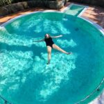 Carlota Corredera Instagram - Carrusel de Navidades felices en @seasidepalmbeach ☀️🎄 1. Sirena desde 1974 2. Playa en diciembre 3. Beso piscinero 4. Nochebuena en deportivas 5. Atardecer desde mi habitación 6. Splash 7. Burbujas en el spa de agua salada 8. Nadar=felicidad 9. Relax máximo 10. Verano en Navidad @villarrazomadrid #seasidecollection #seasidemoments #seasidepalmbeach