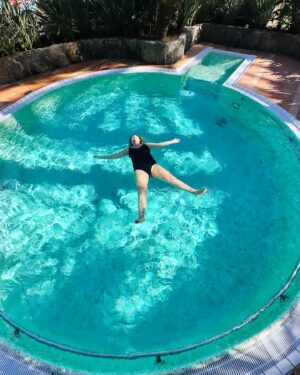 Carlota Corredera Instagram - Carrusel de Navidades felices en @seasidepalmbeach ☀️🎄
1. Sirena desde 1974
2. Playa en diciembre
3. Beso piscinero
4. Nochebuena en deportivas
5. Atardecer desde mi habitación
6. Splash
7. Burbujas en el spa de agua salada
8. Nadar=felicidad
9. Relax máximo
10. Verano en Navidad
@villarrazomadrid 
#seasidecollection 
#seasidemoments
#seasidepalmbeach