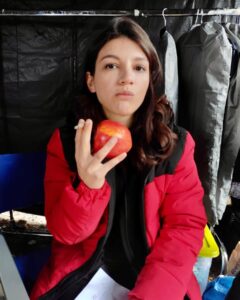 Carlotta Antonelli Instagram - E con delle foto fatte malissimo e che non fanno per niente paura voglio dirvi che tra poche ore Suburræterna sarà su @netflixit ❤️‍🔥 Qui si possono ammirare tutti i suoi protagonisti nella loro stupidera. Come forse non li avrete mai visti e non li vedrete mai. Guardateci,noi vi aspettiamo. Più cattivi di così ovviamente. Love you