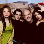 Carlotta Antonelli Instagram - E con delle foto fatte malissimo e che non fanno per niente paura voglio dirvi che tra poche ore Suburræterna sarà su @netflixit ❤️‍🔥 Qui si possono ammirare tutti i suoi protagonisti nella loro stupidera. Come forse non li avrete mai visti e non li vedrete mai. Guardateci,noi vi aspettiamo. Più cattivi di così ovviamente. Love you