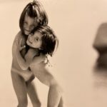 Carlotta Antonelli Instagram - Tanti Auguri Inès Agnese,seconda sorella ma percepita da tutti come la maggiore. Saggia,tenace,umile consigliera che ha capito tutto della vita ma vive come se non avesse capito un cazzo. Coraggiosa e affascinante. Migliore amica. Artista gigante. Ti auguro di stare al mondo sempre con questa tua vitalità che conserva la tua infanzia e il tuo sguardo di bambina e che ti tiene salda come una regina. La prendi la luna,salta solo ancora un po’. ❤️