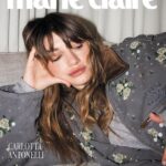 Carlotta Antonelli Instagram – “Essere attore in un mondo che è diventato una grande vetrina in cui si è sempre esposti.
Per quanto si possa essere sicuri e solidi. Vedo gente crollare e gente che resiste. L’obiettivo è resistere. E rimanere in piedi”. #CarlottaAntonelli è la protagonista della digital cover di #MarieClaireltalia di #Dicembre.
Protagonista di #Suburraeterna, da poco sbarcata su Netflix, spin-off della serie #Suburra che si è esaurita con la terza stagione, in cui lei è sempre Angelica la figlia del boss della potente famiglia mafiosa di zingari, ma “cresciuta. Non più in balia della giovane età, non più impulsiva, libera, selvaggia e imprevedibile”. Ha cambiato persino il modo di vestire, la sua estetica, e questo è stato destabilizzante. È più facile lavorare a un personaggio nuovo, che a uno cambiato. E la sensazione è che la cosa valga, per Carlotta, anche fuori dal set.
In che momento della tua vita lavorativa ti trovi?
Nel più difficile da quando ho iniziato. Ho 28 anni, rientro ormai nel range delle trentenni, e improvvisamente le possibilità, i ruoli, diminuiscono.
Prima avevo molta scelta, facevo la figlia, l’adolescente. Ora non sono ancora una madre, ma neanche una ragazzina. I ruoli che raccontano questa condizione di autonomia da figli, genitori e mariti sono veramente pochi e noi attrici trentenni tantissime.
A un provino brulicante di aspiranti come ci si puntella con l’autostima?
Non la vedo cosi, quando vado. Penso che ognuna di quelle persone ha qualcosa di diverso per cui potrebbe essere scelta. Si viene scelti per una caratteristica che si ha, si viene scartati perché non si ha proprio quella.
Che idea hai della tua generazione?
Mi sembra in gamba. Parlo per chi conosco. Persone molto informate, che studiano, leggono, sanno come vanno le cose, che si mettono in discussione.

Starring @lottyantonelli @upgradeartist
Fotografia e styling @giorgia_imbrenda
Produzione e Direzione Creativa @federicaromagnoli
Editor in Chief @ravasiomanu
Look @miumiu
Hair @fulviatellone @simonebelliagency
Makeup @nikipinna @simonebelliagency
Per la location si ringrazia @editionrome 
#marieclaireitalia ⭐️