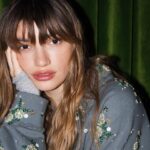 Carlotta Antonelli Instagram – “Essere attore in un mondo che è diventato una grande vetrina in cui si è sempre esposti.
Per quanto si possa essere sicuri e solidi. Vedo gente crollare e gente che resiste. L’obiettivo è resistere. E rimanere in piedi”. #CarlottaAntonelli è la protagonista della digital cover di #MarieClaireltalia di #Dicembre.
Protagonista di #Suburraeterna, da poco sbarcata su Netflix, spin-off della serie #Suburra che si è esaurita con la terza stagione, in cui lei è sempre Angelica la figlia del boss della potente famiglia mafiosa di zingari, ma “cresciuta. Non più in balia della giovane età, non più impulsiva, libera, selvaggia e imprevedibile”. Ha cambiato persino il modo di vestire, la sua estetica, e questo è stato destabilizzante. È più facile lavorare a un personaggio nuovo, che a uno cambiato. E la sensazione è che la cosa valga, per Carlotta, anche fuori dal set.
In che momento della tua vita lavorativa ti trovi?
Nel più difficile da quando ho iniziato. Ho 28 anni, rientro ormai nel range delle trentenni, e improvvisamente le possibilità, i ruoli, diminuiscono.
Prima avevo molta scelta, facevo la figlia, l’adolescente. Ora non sono ancora una madre, ma neanche una ragazzina. I ruoli che raccontano questa condizione di autonomia da figli, genitori e mariti sono veramente pochi e noi attrici trentenni tantissime.
A un provino brulicante di aspiranti come ci si puntella con l’autostima?
Non la vedo cosi, quando vado. Penso che ognuna di quelle persone ha qualcosa di diverso per cui potrebbe essere scelta. Si viene scelti per una caratteristica che si ha, si viene scartati perché non si ha proprio quella.
Che idea hai della tua generazione?
Mi sembra in gamba. Parlo per chi conosco. Persone molto informate, che studiano, leggono, sanno come vanno le cose, che si mettono in discussione.

Starring @lottyantonelli @upgradeartist
Fotografia e styling @giorgia_imbrenda
Produzione e Direzione Creativa @federicaromagnoli
Editor in Chief @ravasiomanu
Look @miumiu
Hair @fulviatellone @simonebelliagency
Makeup @nikipinna @simonebelliagency
Per la location si ringrazia @editionrome 
#marieclaireitalia ⭐️