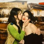 Carlotta Antonelli Instagram - E con delle foto fatte malissimo e che non fanno per niente paura voglio dirvi che tra poche ore Suburræterna sarà su @netflixit ❤️‍🔥 Qui si possono ammirare tutti i suoi protagonisti nella loro stupidera. Come forse non li avrete mai visti e non li vedrete mai. Guardateci,noi vi aspettiamo. Più cattivi di così ovviamente. Love you