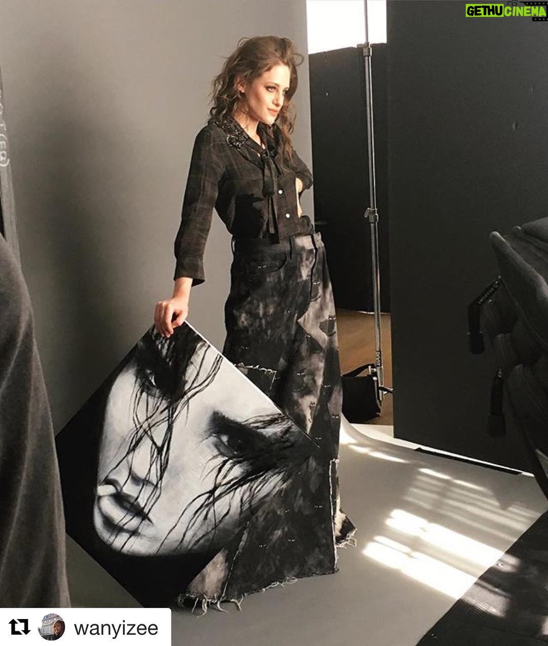 Carly Chaikin Instagram - With one of my paintings! --> see more @carlychaikinart @wanyizee with @repostapp ・・・ Another #BTS w/ the star of #MrRobot, Carly Chaikin and her fab painting. Go check out @carlychaikinart 🎨 for more of her work! Photographer: @christianhogstedt Stylist: @brittanykozerski