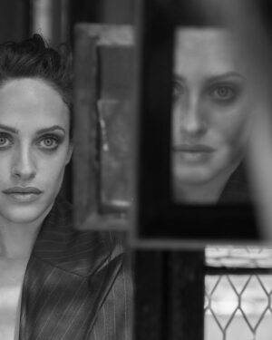 Carly Chaikin Instagram - One more from @schonmagazine ⚡️⚡️
〰️〰️〰️〰️〰️〰️〰️〰️
Hair: @michaelsilvahair 
Makeup: @meredithbaraf 
Photography: @aralereartesv
Fashion: @barbbvelez
Production: @sheri.chiu
Nails: @shirleychengmanicurist