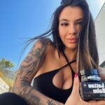 Carly Santos Instagram - Acho que fizeram este produto especialmente para mim 🤭 é a mais recente novidade da @prozis e agora já têm disponível creme e bálsamo para cuidarem das vossas tatuagens. E não se esqueçam de usar o melhor código de todos nas vossas compras: CARLY 😎🖤 #pub