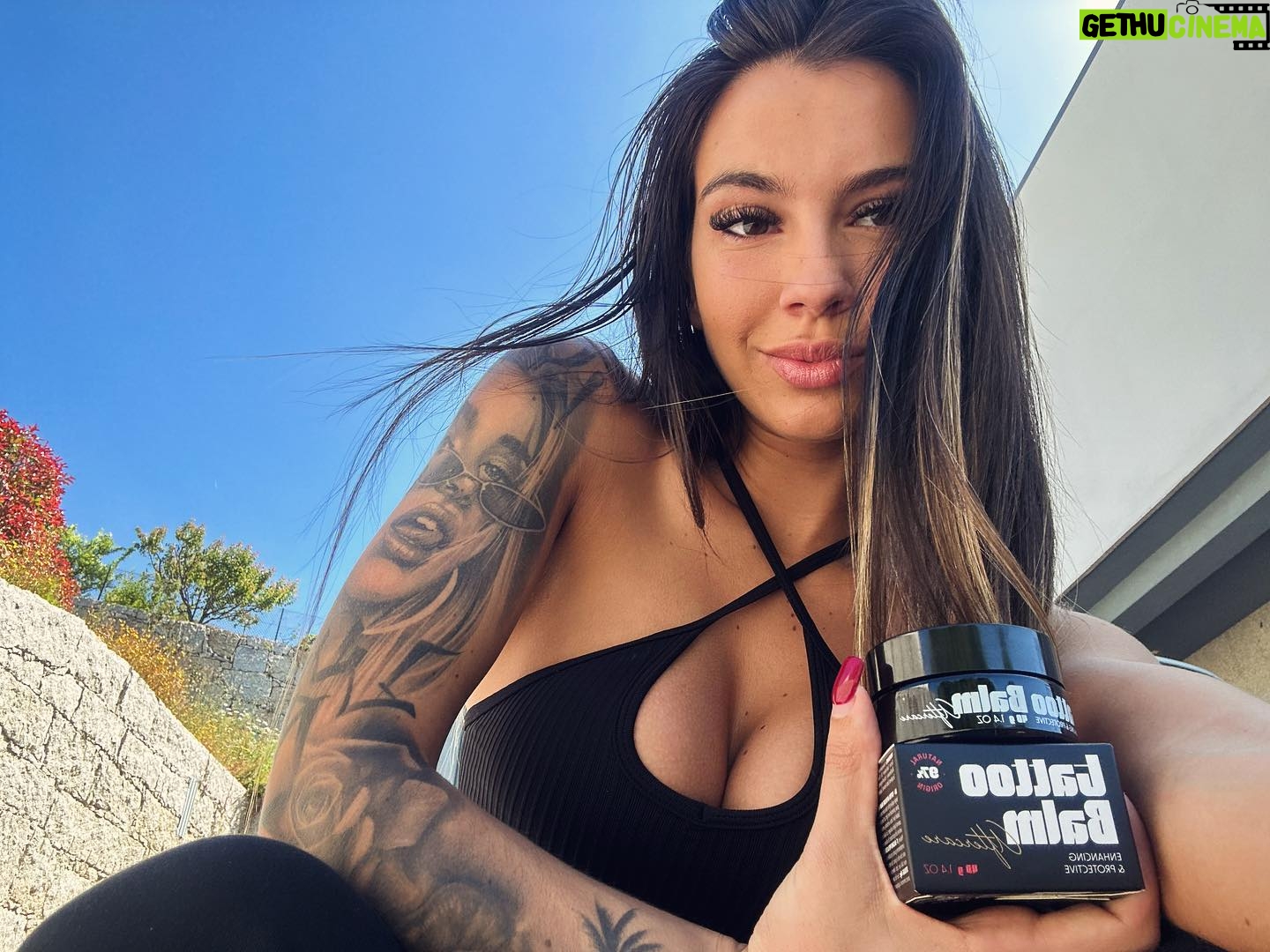 Carly Santos Instagram - Acho que fizeram este produto especialmente para mim 🤭 é a mais recente novidade da @prozis e agora já têm disponível creme e bálsamo para cuidarem das vossas tatuagens. E não se esqueçam de usar o melhor código de todos nas vossas compras: CARLY 😎🖤 #pub