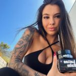 Carly Santos Instagram - Acho que fizeram este produto especialmente para mim 🤭 é a mais recente novidade da @prozis e agora já têm disponível creme e bálsamo para cuidarem das vossas tatuagens. E não se esqueçam de usar o melhor código de todos nas vossas compras: CARLY 😎🖤 #pub