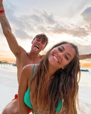 Carly Santos Instagram - Meu amor… ♥️ és mais do que tudo aquilo que algum dia sonhei para mim. És o meu apoio, o meu suporte, o meu melhor amigo e companheiro de vida, que é tão mais feliz ao teu lado.  Espero que ela nos guarde as maiores felicidades do mundo. Espero que tenhamos muitos filhos lindos e que eles nasçam igualzinhos a ti. Mas que enquanto isso não acontecer aceites dar um segundo irmão ao Maluzinho porque sinceramente acho que ainda não limpamos cocó e xixi que chegue. 🤓
Na verdade, só peço uma vida inteira cheia de saúde ao teu lado. Porque sei que não precisamos de mais nada enquanto nos tivermos um ao outro.
És a coisa mai boa deste mundo meu amor!!!! E eu sou a pessoa mais feliz e sortuda do mundo por te ter ♥️ Feliz aniversário meu xexexe príncipe de olho azul. Amo-te para todo o sempre. ♥️♥️♥️