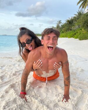 Carly Santos Instagram - Meu amor… ♥️ és mais do que tudo aquilo que algum dia sonhei para mim. És o meu apoio, o meu suporte, o meu melhor amigo e companheiro de vida, que é tão mais feliz ao teu lado.  Espero que ela nos guarde as maiores felicidades do mundo. Espero que tenhamos muitos filhos lindos e que eles nasçam igualzinhos a ti. Mas que enquanto isso não acontecer aceites dar um segundo irmão ao Maluzinho porque sinceramente acho que ainda não limpamos cocó e xixi que chegue. 🤓
Na verdade, só peço uma vida inteira cheia de saúde ao teu lado. Porque sei que não precisamos de mais nada enquanto nos tivermos um ao outro.
És a coisa mai boa deste mundo meu amor!!!! E eu sou a pessoa mais feliz e sortuda do mundo por te ter ♥️ Feliz aniversário meu xexexe príncipe de olho azul. Amo-te para todo o sempre. ♥️♥️♥️