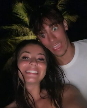Carly Santos Instagram - Meu amor… ♥️ és mais do que tudo aquilo que algum dia sonhei para mim. És o meu apoio, o meu suporte, o meu melhor amigo e companheiro de vida, que é tão mais feliz ao teu lado.  Espero que ela nos guarde as maiores felicidades do mundo. Espero que tenhamos muitos filhos lindos e que eles nasçam igualzinhos a ti. Mas que enquanto isso não acontecer aceites dar um segundo irmão ao Maluzinho porque sinceramente acho que ainda não limpamos cocó e xixi que chegue. 🤓
Na verdade, só peço uma vida inteira cheia de saúde ao teu lado. Porque sei que não precisamos de mais nada enquanto nos tivermos um ao outro.
És a coisa mai boa deste mundo meu amor!!!! E eu sou a pessoa mais feliz e sortuda do mundo por te ter ♥️ Feliz aniversário meu xexexe príncipe de olho azul. Amo-te para todo o sempre. ♥️♥️♥️