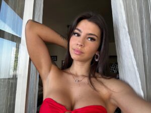 Carly Santos Instagram - 🌹