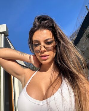Carly Santos Instagram - Made for sunny days 🌷🌺