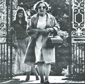 Carly Simon Instagram - Summer’s Coming Around Again 🌞

Photographed at The Gates of Queen Mary’s Garden in London’s Regents Park by my brother Peter Simon in 1971.