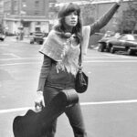 Carly Simon Instagram - Here’s why Carly didn’t perform live on Saturday Night Live in 1976… “On May 8, 1976, right in the show’s 1st season, the live format was challenged when Madeline Kahn was hosting the show, and Carly Simon was scheduled as the live musical guest. Simon, who was set to perform on the show before her album, “Another Passenger,” was to be released the following month, had told producers that she would not be able to take the stage due to her ongoing battle with stage fright. Producers had no choice but to pre-record her singing “You’re So Vain,” per The New York Times.” - @allenmcduffee #musichistory #the70s #retrospectiva #70s #1970s #70sstyle #snl #saturdaynight #saturdaynightlive #youresovain @nbcsnl
