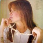 Carly Simon Instagram – I forgot all about that first photo, have you ever seen this photo of me?! 🎪🎠
This was 1974, photographed by Ed Caraeff for my album Hotcakes 🥞